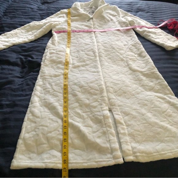 NWT White Plush Zip-Up Robe - Picture 4 of 6